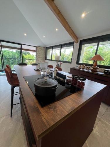 - une cuisine avec un grand îlot et un comptoir dans l'établissement Le Creux de Murmures, Lyon, à Maubec