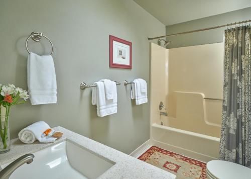 Ένα μπάνιο στο The Lancaster Bed and Breakfast