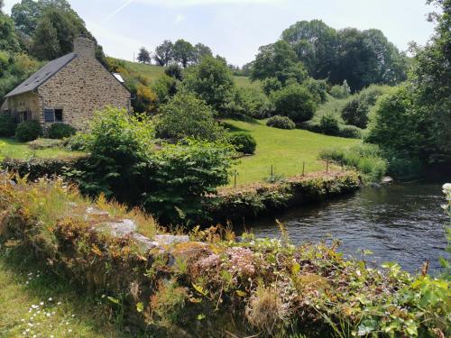 une ancienne maison en pierre à côté d'une rivière dans l'établissement Le Moulin bordé par l'Aven, à Riec-sur-Bélon