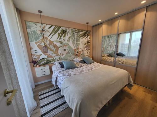 - une chambre avec un grand lit et une fresque murale dans l'établissement Mi Casa - 3 chambres, à Nice