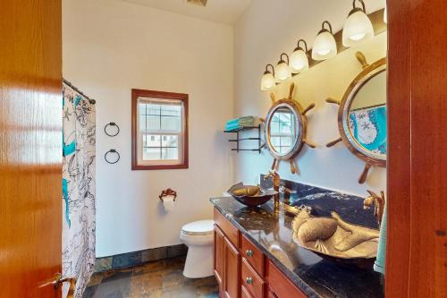 un bagno con lavandino e specchio di Westport Waves Beach House a Westport