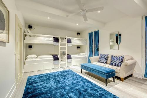 Cette chambre comprend 3 lits superposés et un tapis bleu. dans l'établissement Penthouse Le Lustre, à Chamonix-Mont-Blanc