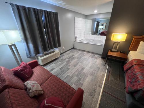 Ένα ή περισσότερα κρεβάτια σε δωμάτιο στο American Inn and Suites Ionia