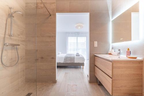 モンテヴランにあるDream house Disneyland Parisのシャワーと洗面台付きのバスルーム