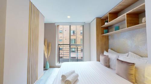 Un dormitorio con una cama y una ventana grande. en SecreT Top 85, en Bogotá