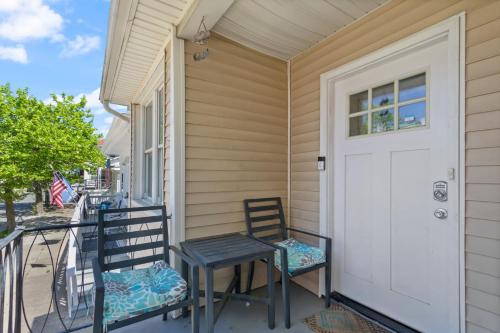 Μπαλκόνι ή βεράντα στο Dazzling Bungalow within 2 Blocks of Beach