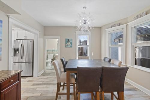 Η κουζίνα ή μικρή κουζίνα στο Dazzling Bungalow within 2 Blocks of Beach