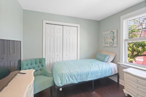 Ένα ή περισσότερα κρεβάτια σε δωμάτιο στο Dazzling Bungalow within 2 Blocks of Beach