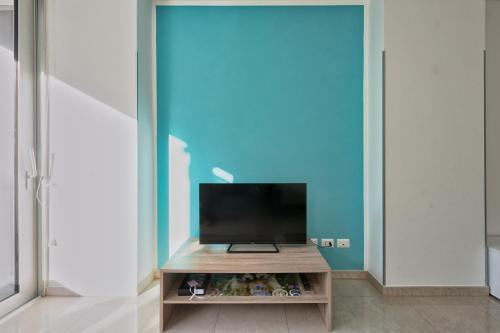 a tv sitting on a table in a room at Magnolie A47, 6 posti vicino al mare in Eraclea Mare