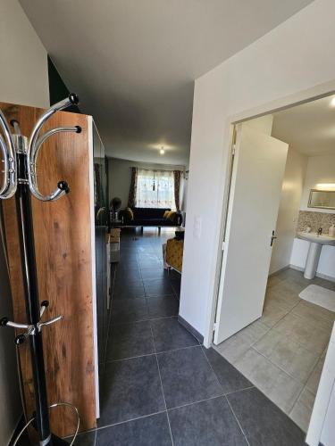 La salle de bains est pourvue d'une porte menant au salon. dans l'établissement Cozy Family, à Angers