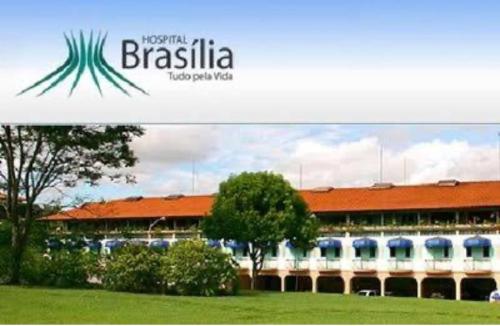 een groot gebouw met een rood dak in een veld bij Lago sul - Daher in Brasilia