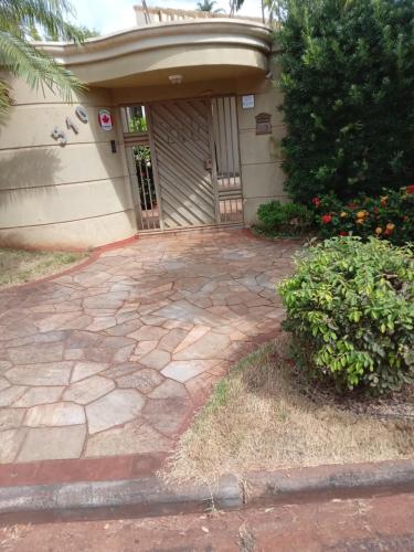 a house with a stone walkway in front of it at Casa dos Fraga Araújo in Ribeirão Preto