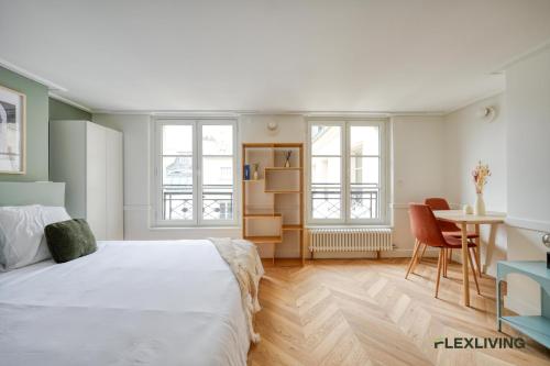 une chambre avec un lit, une table et des chaises dans l'établissement Beautiful Studio - Chauchat - Flexliving, à Paris