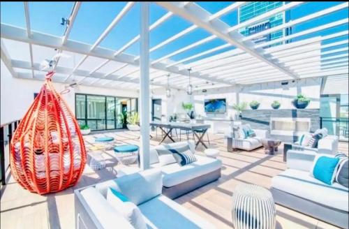 Posezení v ubytování Hollywood Penthouse with Balcony & Pool View