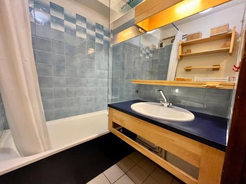 une salle de bain avec un lavabo et une douche dans l'établissement Studio Cocooning avec Balcon, Parking Souterrain au Cœur de Samoëns - FR-1-624-70, à Samoëns