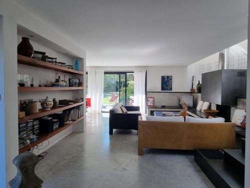 un salon avec un canapé et une table dans l'établissement Maison d'architecte au calme, 9 pers, proche plage, Arzon - FR-1-775-27, à Arzon