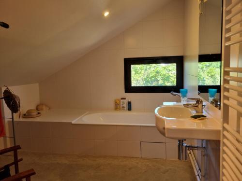 une salle de bain avec une baignoire et un lavabo dans l'établissement Maison d'architecte au calme, 9 pers, proche plage, Arzon - FR-1-775-27, à Arzon