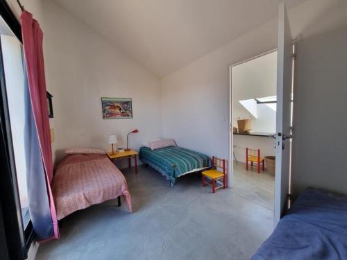 une chambre avec deux lits et un miroir dans l'établissement Maison d'architecte au calme, 9 pers, proche plage, Arzon - FR-1-775-27, à Arzon