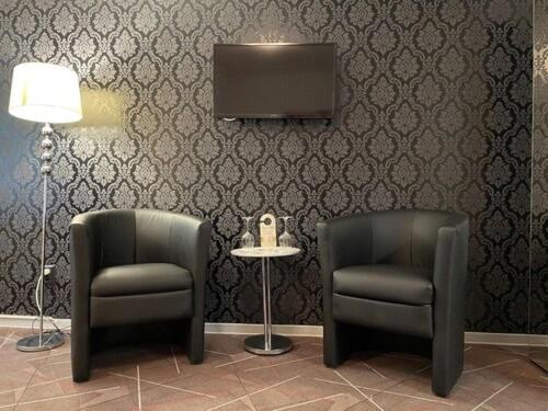 two chairs and a flat screen tv in a room at Astoria Hotel in Traben-Trarbach in Traben-Trarbach