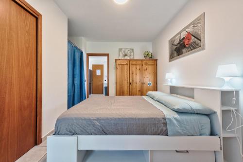 a bedroom with a bed and a desk at Ginestra Deluxe Idromassaggio privato e piscina in Eraclea Mare