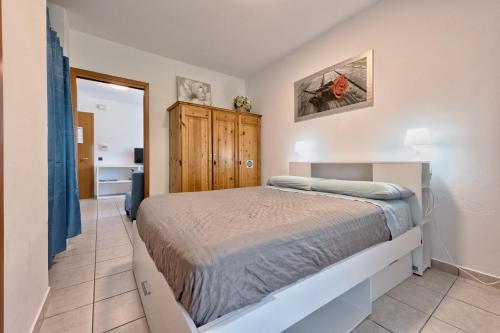 a bedroom with a bed in a room at Ginestra Deluxe Idromassaggio privato e piscina in Eraclea Mare