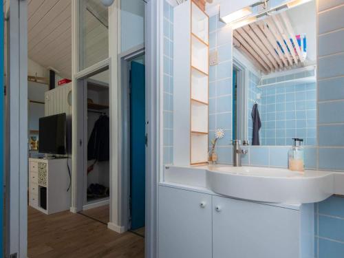 un baño con lavabo y espejo en 4 star holiday home in Aabenraa, en Aabenraa