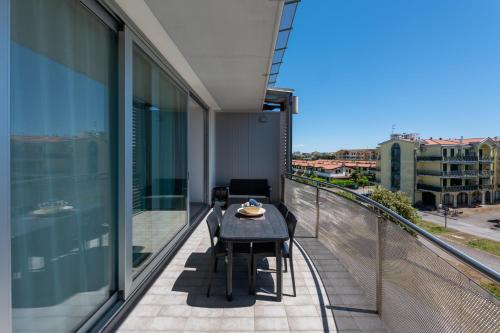a balcony with a table and chairs on a building at Magnolie Suite Bella vista a 2 passi dal mare in Eraclea Mare
