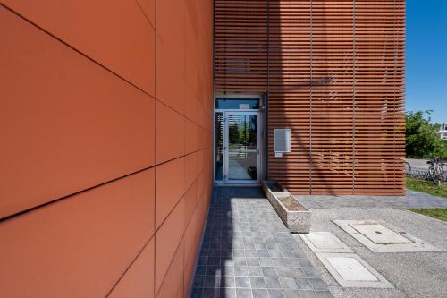 a hallway of a building with an orange wall at Magnolie Suite Bella vista a 2 passi dal mare in Eraclea Mare