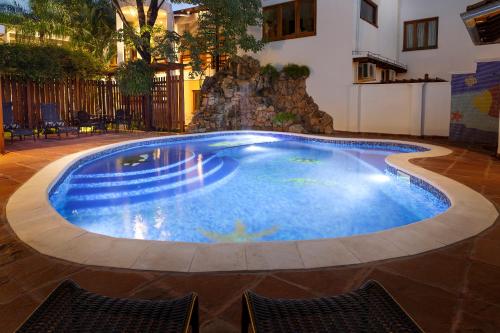 a swimming pool in the middle of a patio at Hotel Westfalenhaus in Asunción