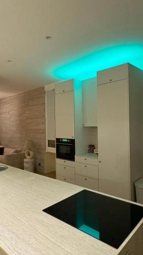 une cuisine avec une lumière bleue au plafond dans l'établissement Your Monte-Carlo, à Beausoleil