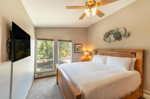 una camera da letto con un letto e un ventilatore a soffitto di Lake Cliffe 303 Building E By Summit County Mountain Retreats a Dillon