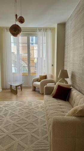 un salon avec un canapé et deux chaises dans l'établissement Your Monte-Carlo, à Beausoleil