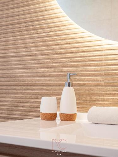 - un lavabo avec un robinet et 2 serviettes dans l'établissement Enchanted house Disneyland Paris, à Montévrain