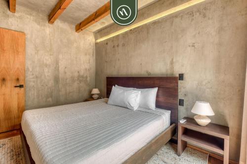 Ένα ή περισσότερα κρεβάτια σε δωμάτιο στο Luxury 2 BR Condo in Downtown - AC - Peaceful