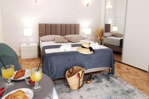 Posteľ alebo postele v izbe v ubytovaní Apartments and rooms with parking space Makarska - 6767