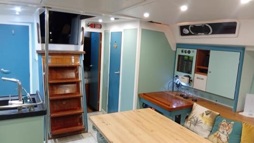 a small room with a kitchen and a desk in a boat at LUNA BAY, voilier 3 cabines 2 sdb en ville in Sète