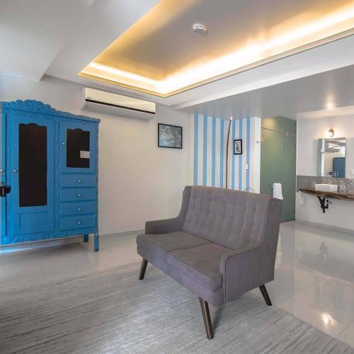 a living room with a couch and a blue cabinet at TRES79 Hotel Boutique Orizaba in Orizaba