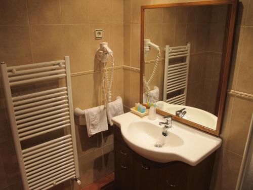 A bathroom at Apartamentos Turmo