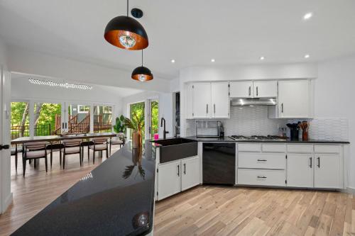 Dapur atau dapur kecil di One-of-a-Kind Mansion with Treehouse Suite Amazing Location