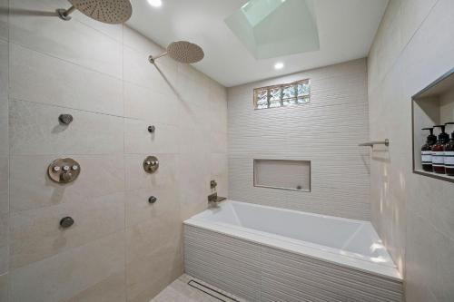Bilik mandi di One-of-a-Kind Mansion with Treehouse Suite Amazing Location