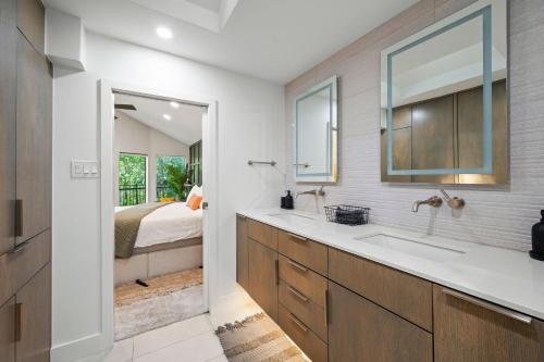 Bilik mandi di One-of-a-Kind Mansion with Treehouse Suite Amazing Location