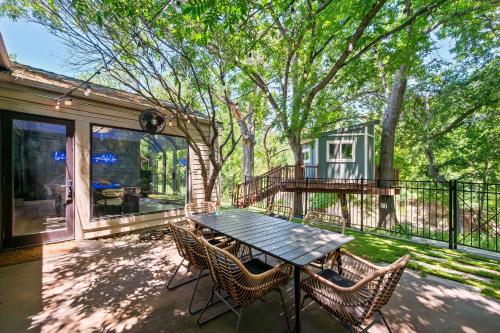 Taman di luar One-of-a-Kind Mansion with Treehouse Suite Amazing Location