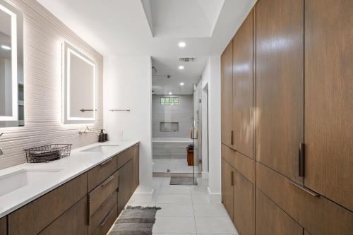 Bilik mandi di One-of-a-Kind Mansion with Treehouse Suite Amazing Location