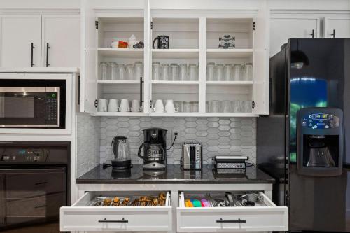 Dapur atau dapur kecil di One-of-a-Kind Mansion with Treehouse Suite Amazing Location
