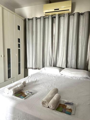 a bedroom with a bed with towels on it at Apartamento mobiliado no centro de Arcoverde in Arcoverde