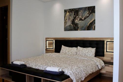 Postel nebo postele na pokoji v ubytování Luxury Oasis Apartment -Rooftop Pool & Home Cinema