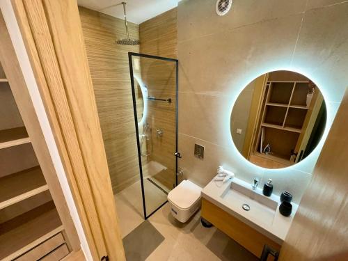 Koupelna v ubytování Luxury Oasis Apartment -Rooftop Pool & Home Cinema