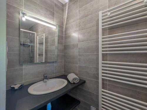 a bathroom with a sink and a mirror at Gîte à la ferme avec jardin privé, clim et visite de l'exploitation près d'Argenton-sur-Creuse - FR-1-591-321 in Cluis