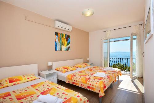Posteľ alebo postele v izbe v ubytovaní Seaside holiday house Rastici, Ciovo - 18478