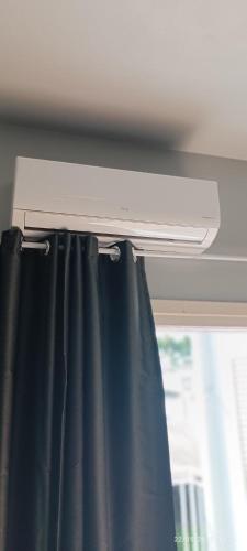 a window with a blue curtain and a windowvisor at Sobrado Completo Belíssima in Pelotas